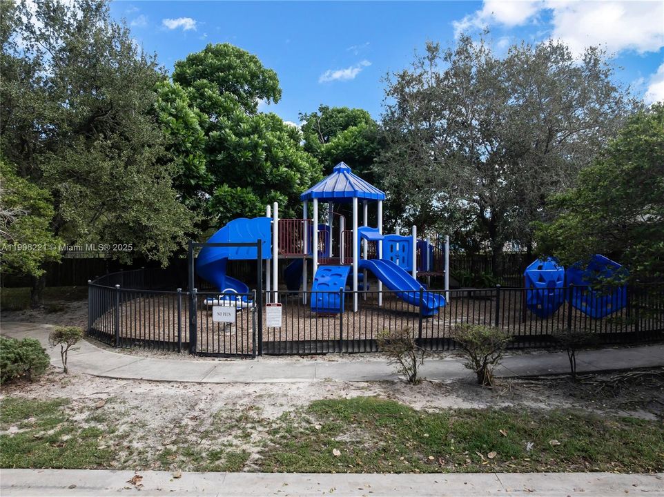 For Sale: $295,000 (2 beds, 2 baths, 1199 Square Feet)