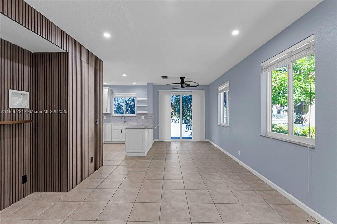 For Sale: $295,000 (2 beds, 2 baths, 1199 Square Feet)