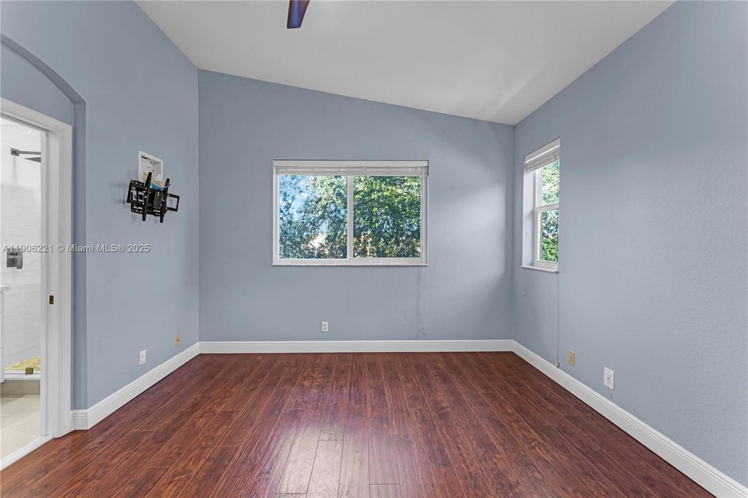 For Sale: $295,000 (2 beds, 2 baths, 1199 Square Feet)