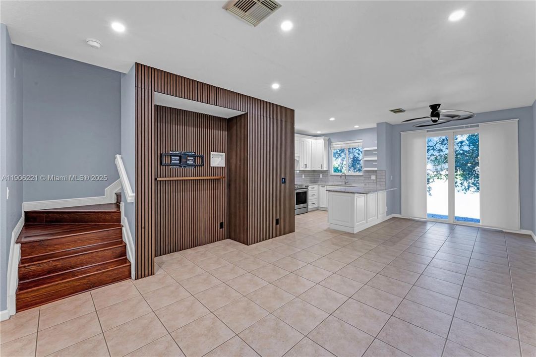 For Sale: $295,000 (2 beds, 2 baths, 1199 Square Feet)