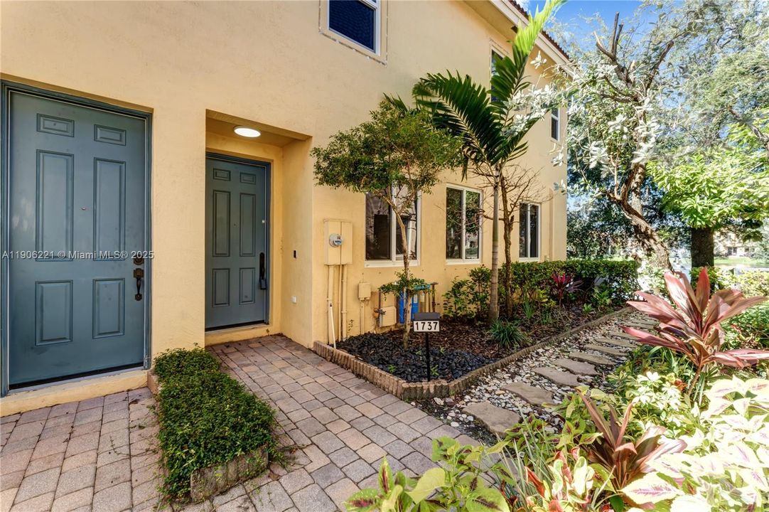 For Sale: $295,000 (2 beds, 2 baths, 1199 Square Feet)