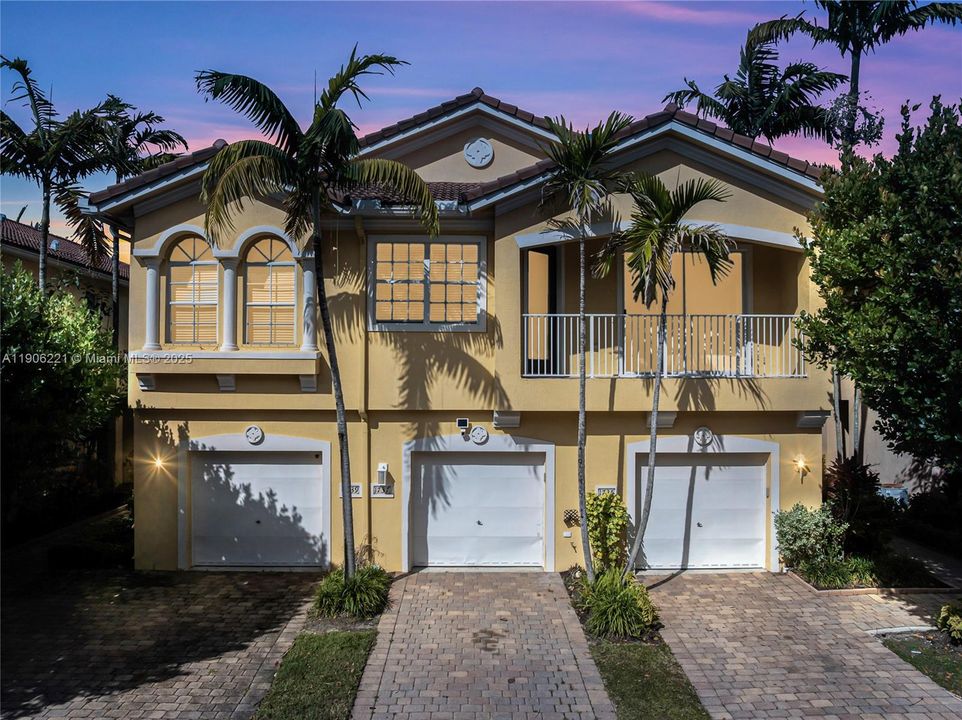 For Sale: $295,000 (2 beds, 2 baths, 1199 Square Feet)