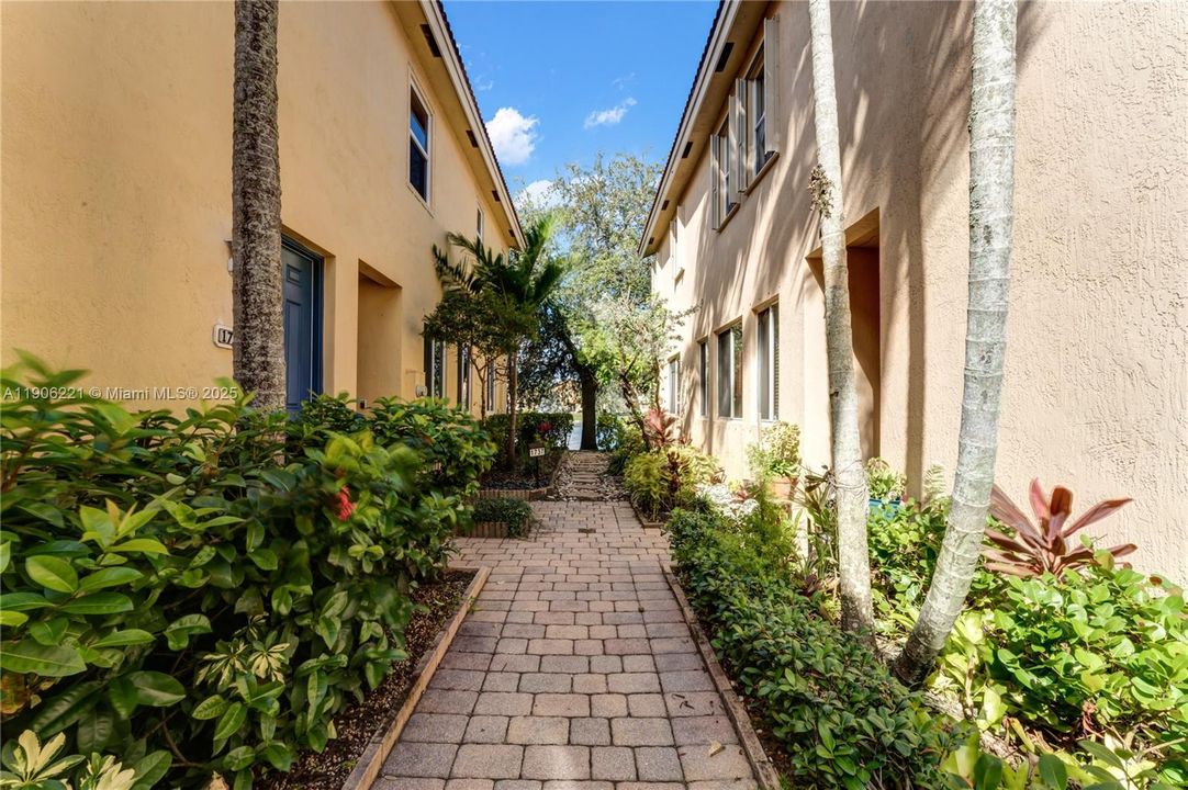 For Sale: $295,000 (2 beds, 2 baths, 1199 Square Feet)