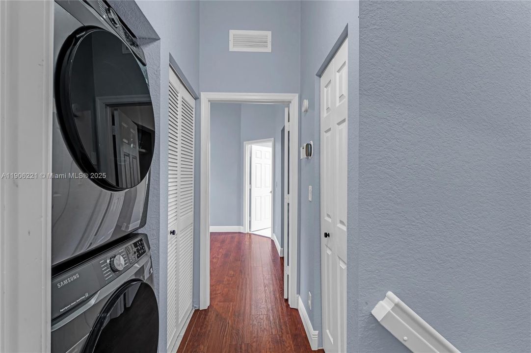 For Sale: $295,000 (2 beds, 2 baths, 1199 Square Feet)