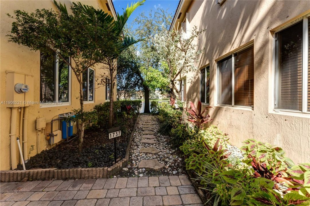 For Sale: $295,000 (2 beds, 2 baths, 1199 Square Feet)