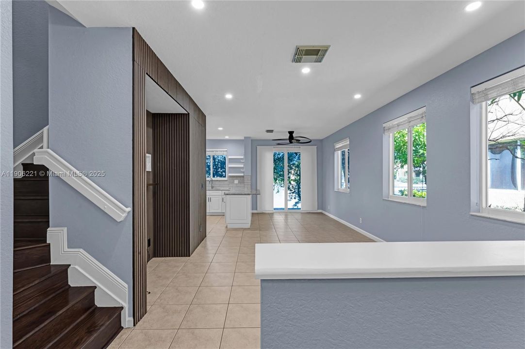 For Sale: $295,000 (2 beds, 2 baths, 1199 Square Feet)