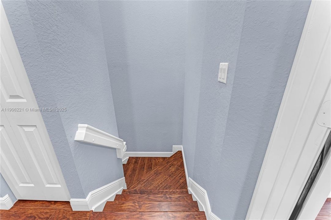 For Sale: $295,000 (2 beds, 2 baths, 1199 Square Feet)