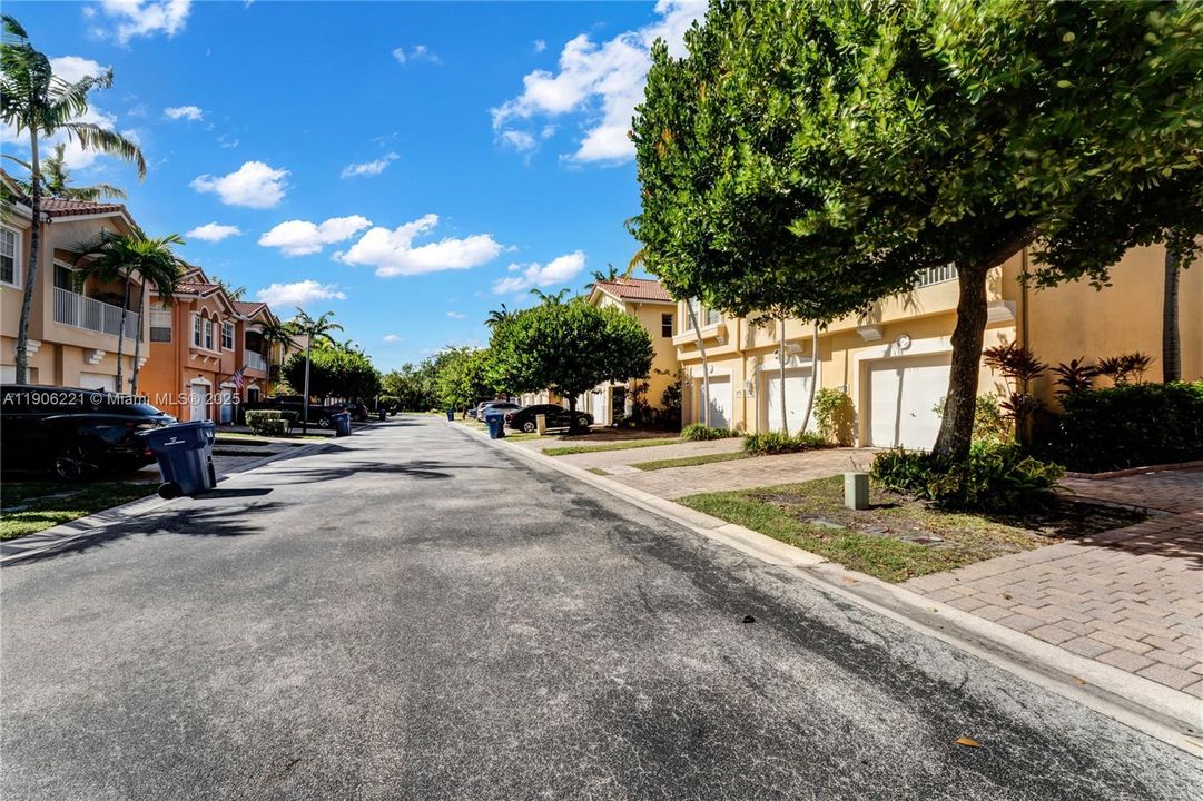 For Sale: $295,000 (2 beds, 2 baths, 1199 Square Feet)