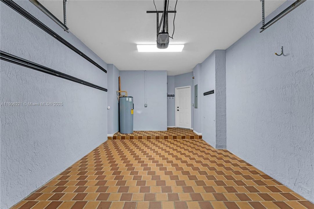 For Sale: $295,000 (2 beds, 2 baths, 1199 Square Feet)