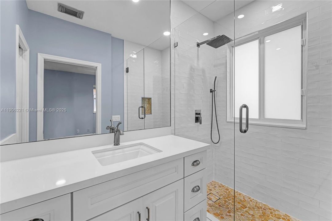 For Sale: $295,000 (2 beds, 2 baths, 1199 Square Feet)