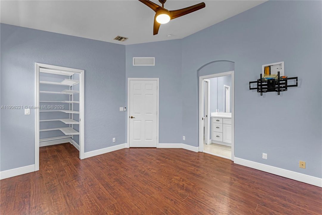 For Sale: $295,000 (2 beds, 2 baths, 1199 Square Feet)