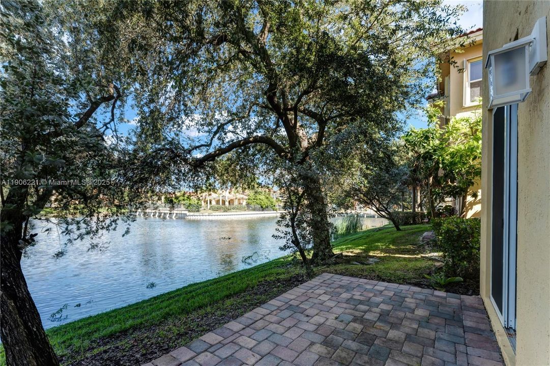 For Sale: $295,000 (2 beds, 2 baths, 1199 Square Feet)