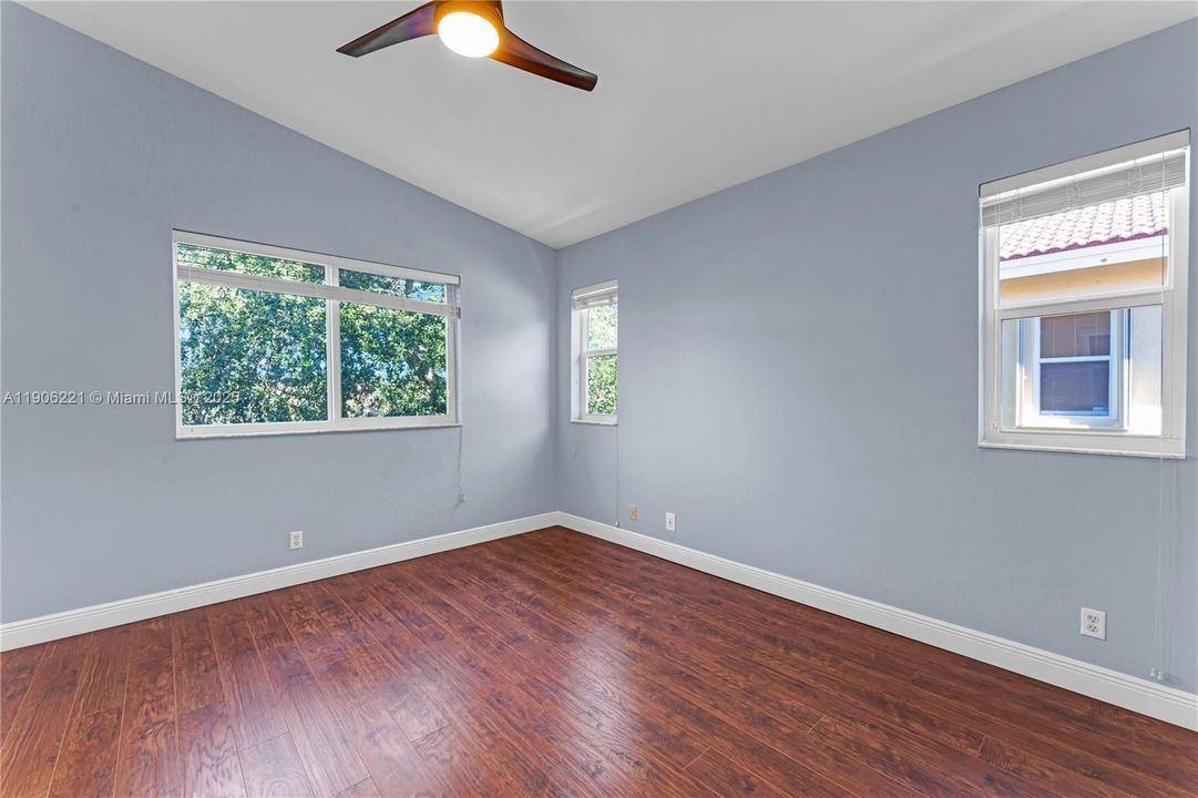 For Sale: $295,000 (2 beds, 2 baths, 1199 Square Feet)