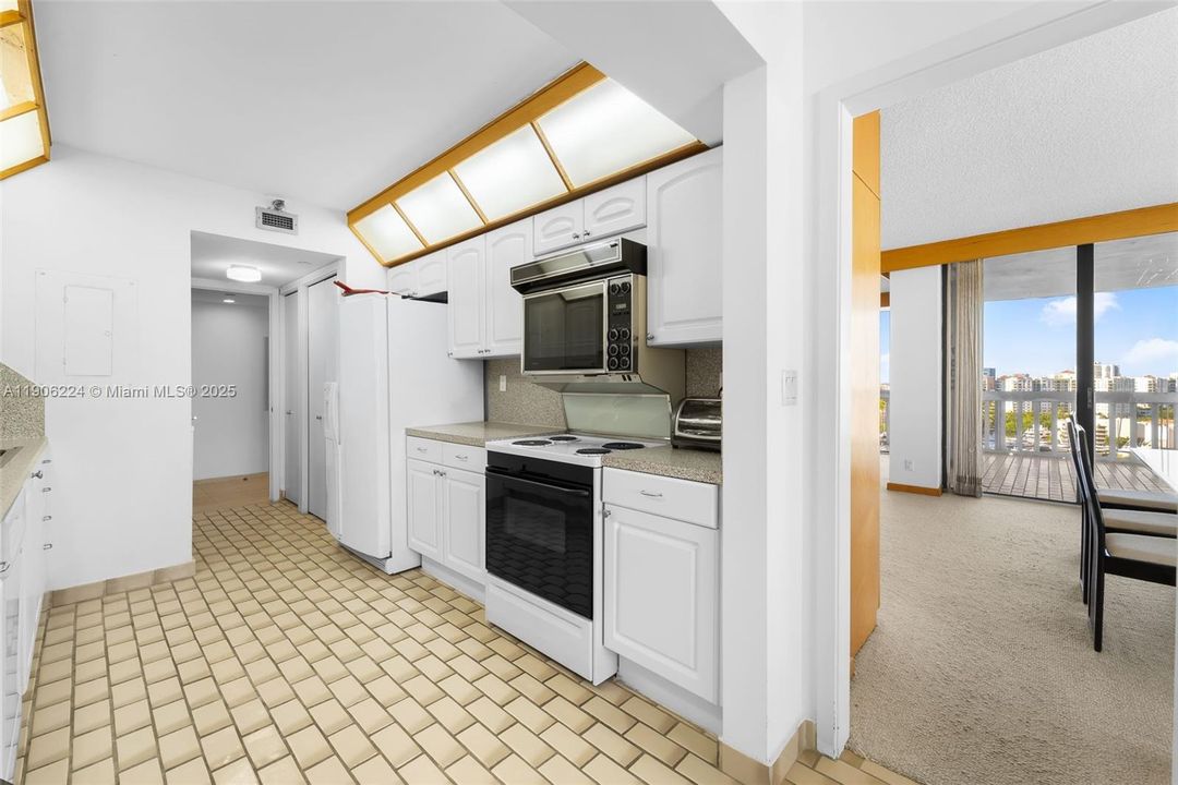 Active With Contract: $595,000 (2 beds, 2 baths, 1910 Square Feet)