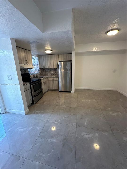 For Rent: $1,600 (1 beds, 1 baths, 720 Square Feet)