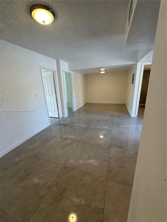 For Rent: $1,600 (1 beds, 1 baths, 720 Square Feet)