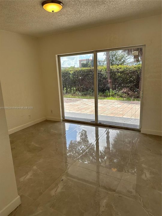 For Rent: $1,600 (1 beds, 1 baths, 720 Square Feet)