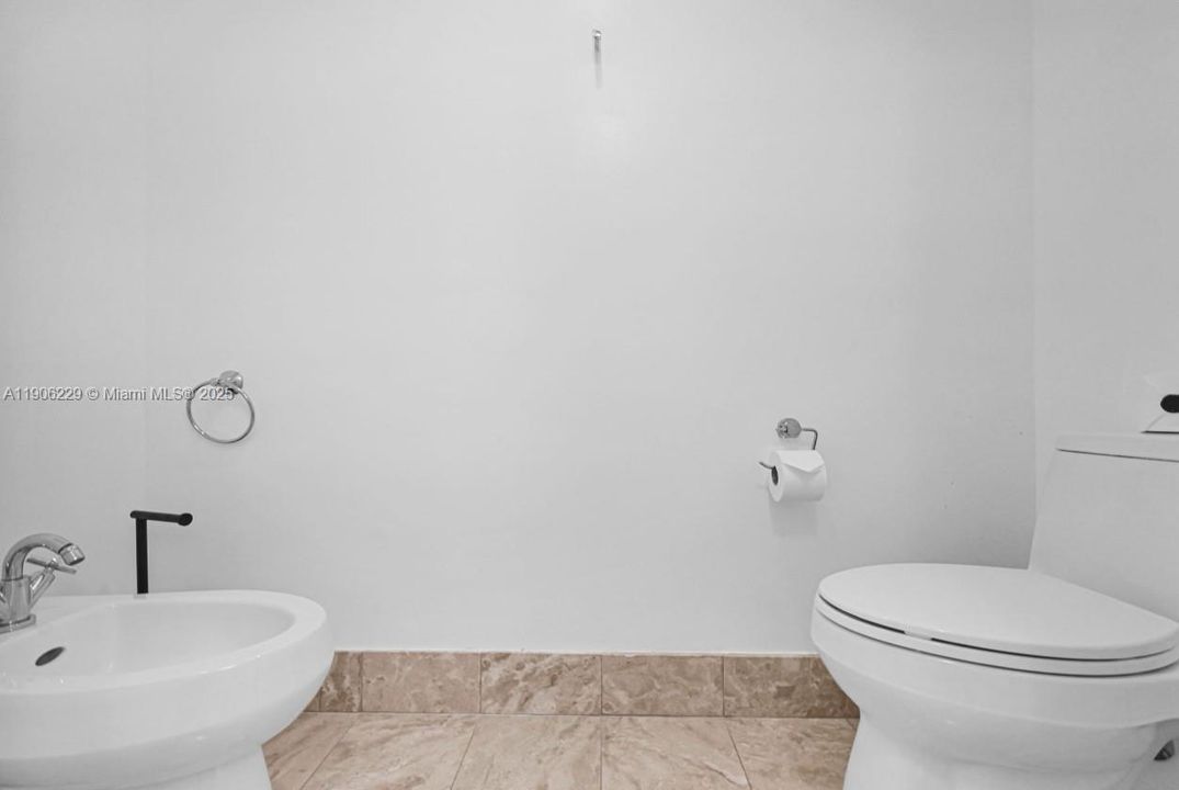 For Rent: $13,900 (2 beds, 2 baths, 1946 Square Feet)