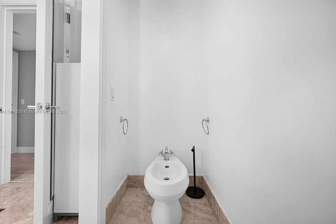 For Rent: $13,900 (2 beds, 2 baths, 1946 Square Feet)