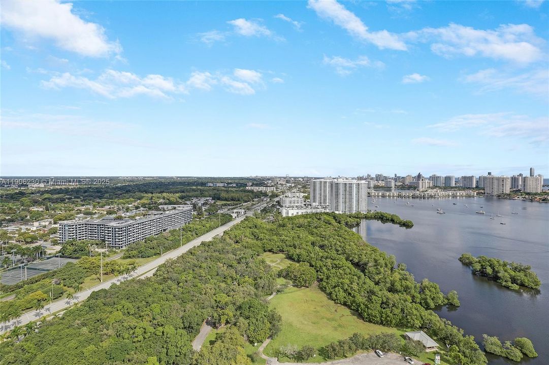 Active With Contract: $529,900 (1 beds, 2 baths, 937 Square Feet)