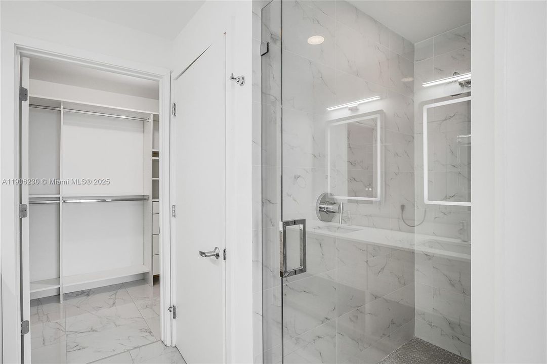 Active With Contract: $529,900 (1 beds, 2 baths, 937 Square Feet)