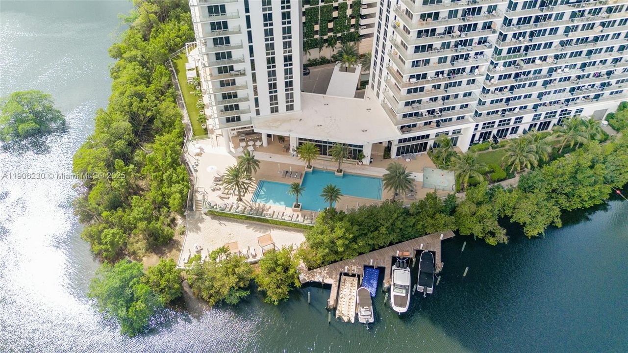 Active With Contract: $529,900 (1 beds, 2 baths, 937 Square Feet)