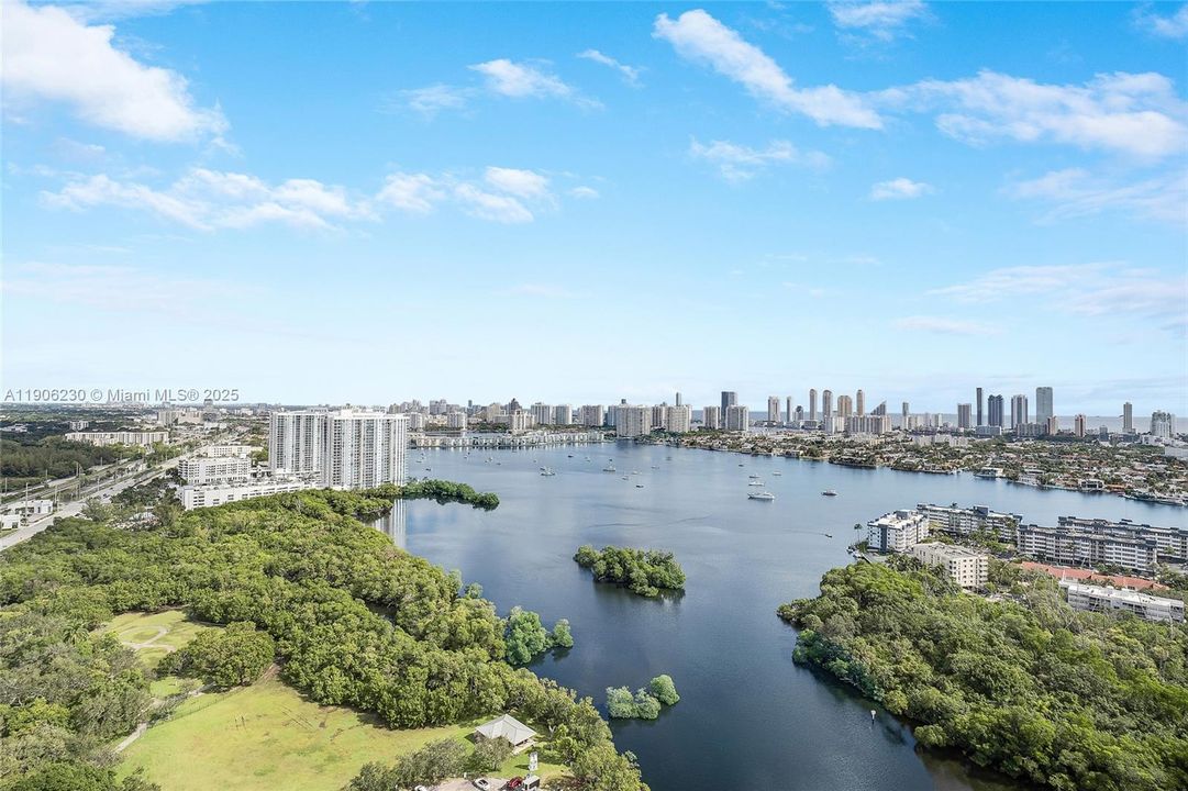 Active With Contract: $529,900 (1 beds, 2 baths, 937 Square Feet)