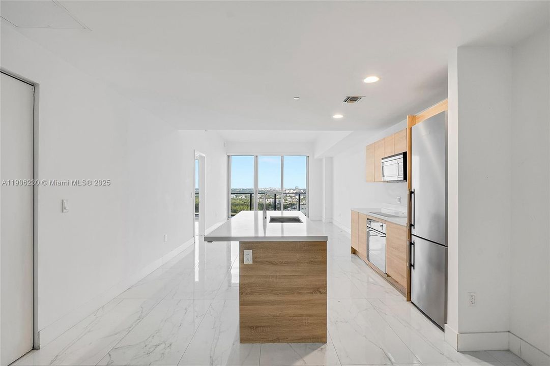 Active With Contract: $529,900 (1 beds, 2 baths, 937 Square Feet)