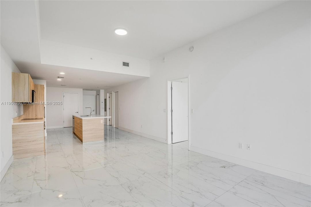 Active With Contract: $529,900 (1 beds, 2 baths, 937 Square Feet)