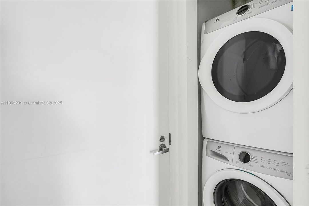 Active With Contract: $529,900 (1 beds, 2 baths, 937 Square Feet)