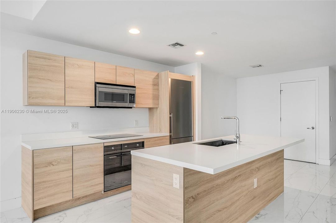 Active With Contract: $529,900 (1 beds, 2 baths, 937 Square Feet)