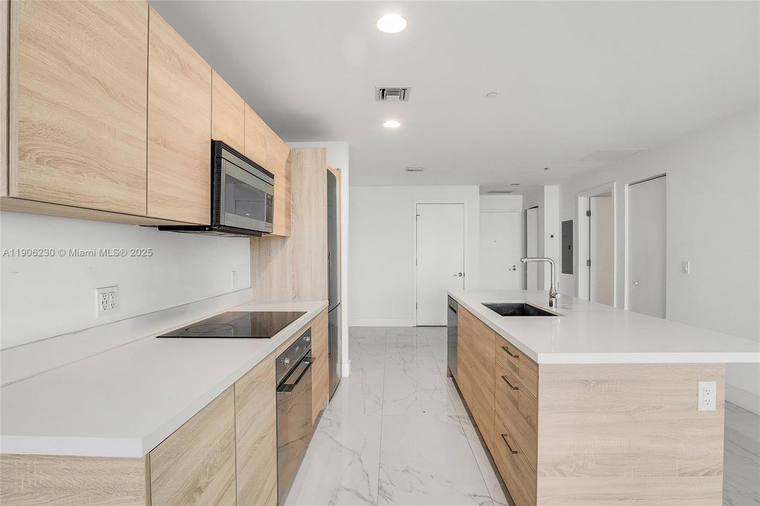 Active With Contract: $529,900 (1 beds, 2 baths, 937 Square Feet)