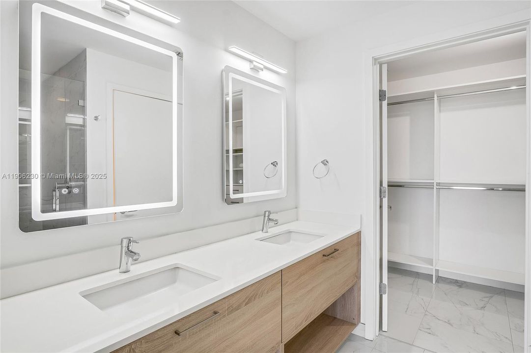 Active With Contract: $529,900 (1 beds, 2 baths, 937 Square Feet)