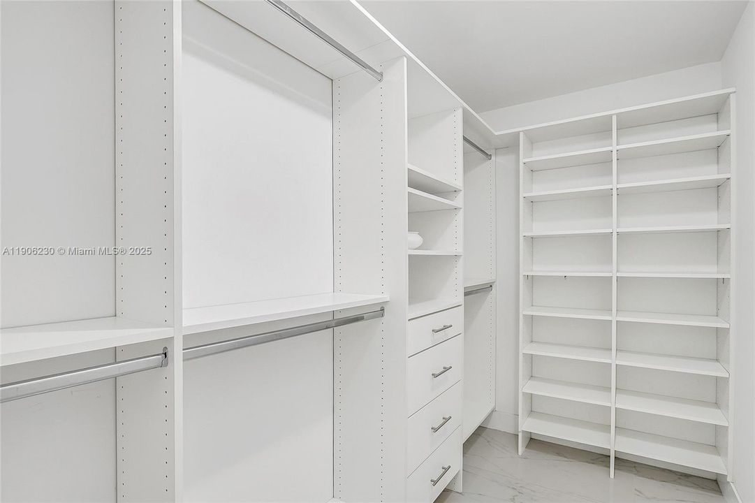 Active With Contract: $529,900 (1 beds, 2 baths, 937 Square Feet)