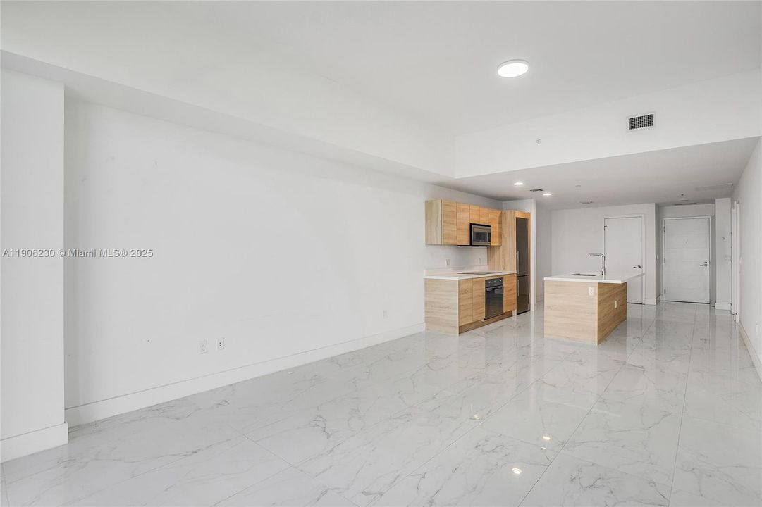 Active With Contract: $529,900 (1 beds, 2 baths, 937 Square Feet)