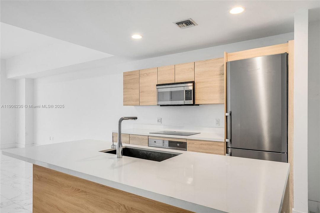 Active With Contract: $529,900 (1 beds, 2 baths, 937 Square Feet)