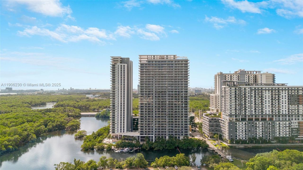 Active With Contract: $529,900 (1 beds, 2 baths, 937 Square Feet)