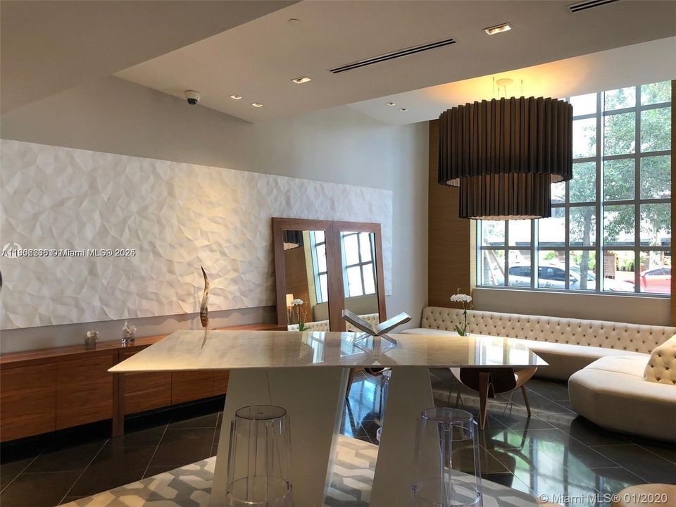 出租: $3,400 (1 贝兹, 1 浴室, 861 平方英尺)