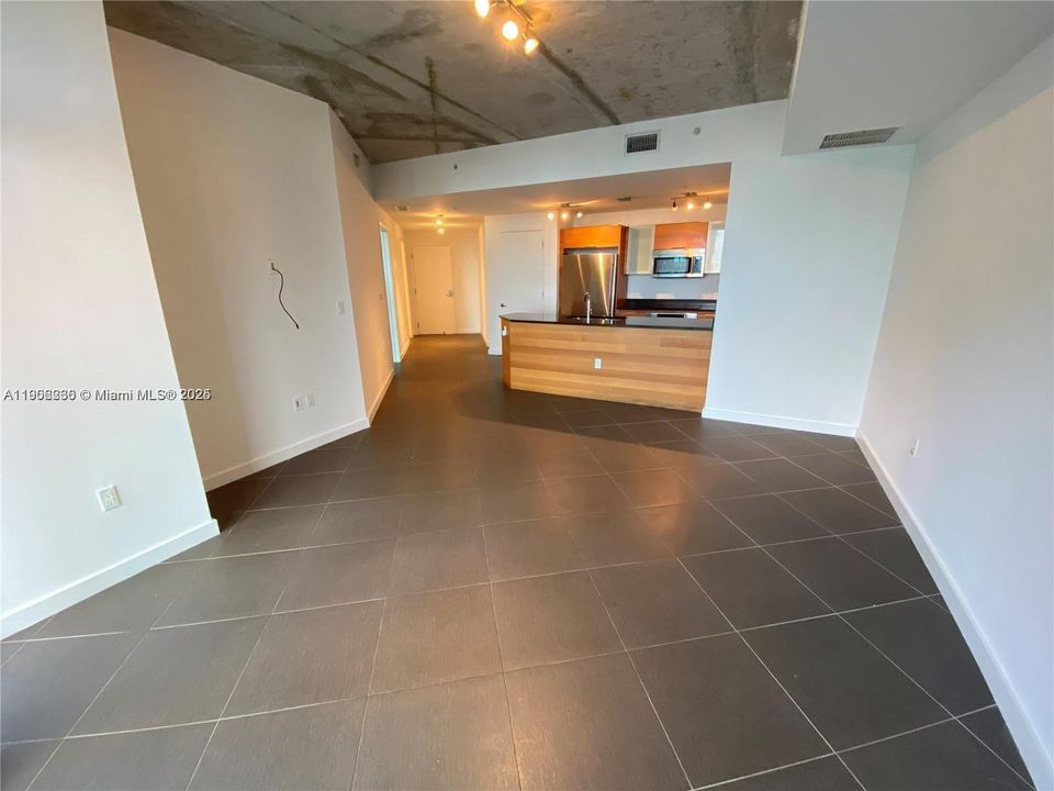 出租: $3,400 (1 贝兹, 1 浴室, 861 平方英尺)