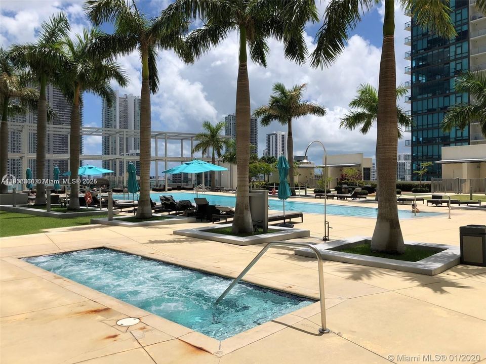 出租: $3,400 (1 贝兹, 1 浴室, 861 平方英尺)