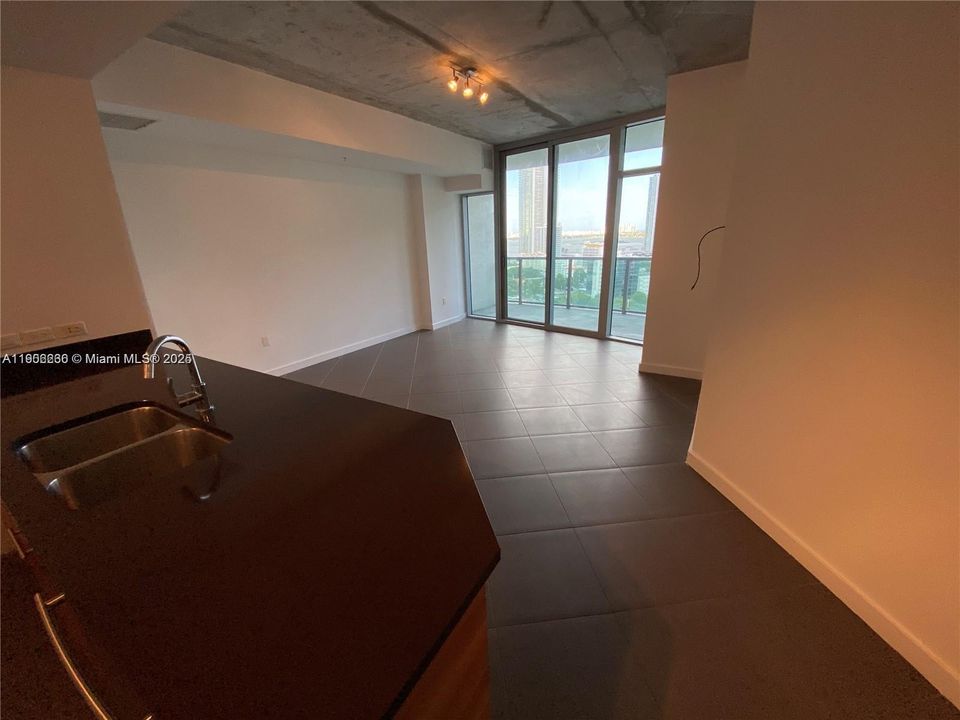 出租: $3,400 (1 贝兹, 1 浴室, 861 平方英尺)