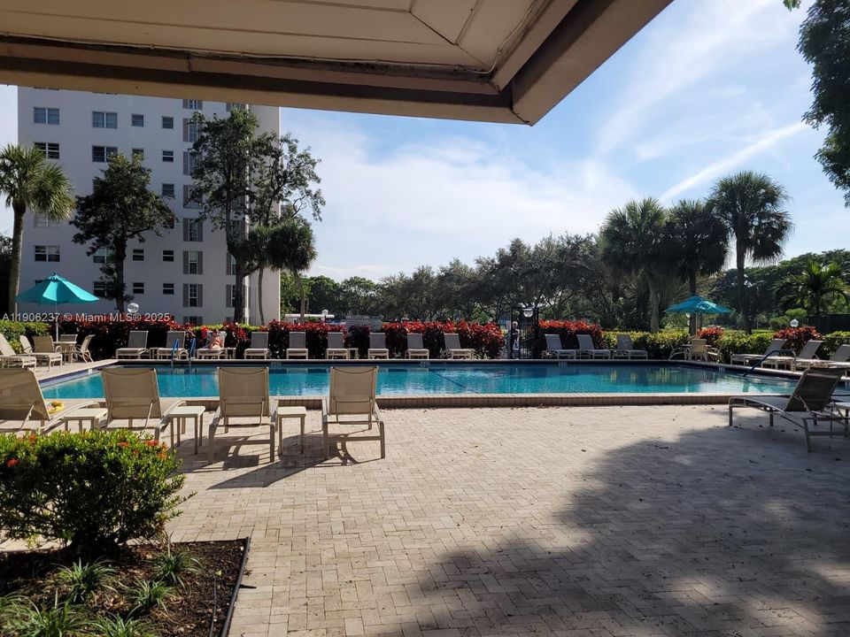 For Sale: $249,000 (2 beds, 2 baths, 1100 Square Feet)