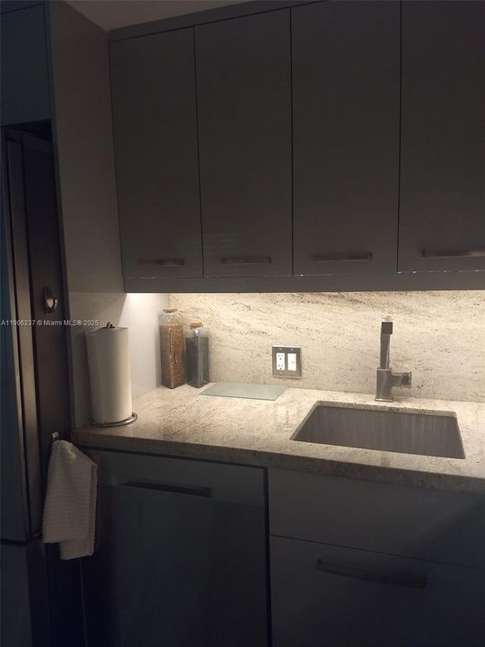 For Sale: $249,000 (2 beds, 2 baths, 1100 Square Feet)