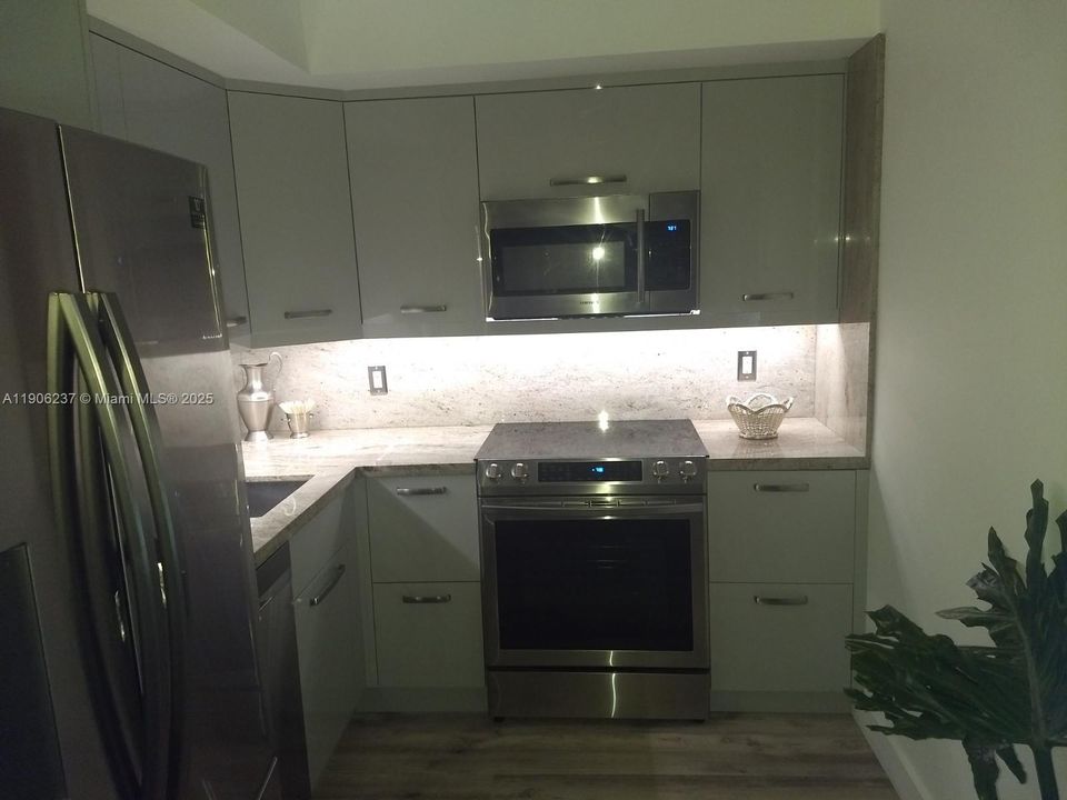 For Sale: $249,000 (2 beds, 2 baths, 1100 Square Feet)