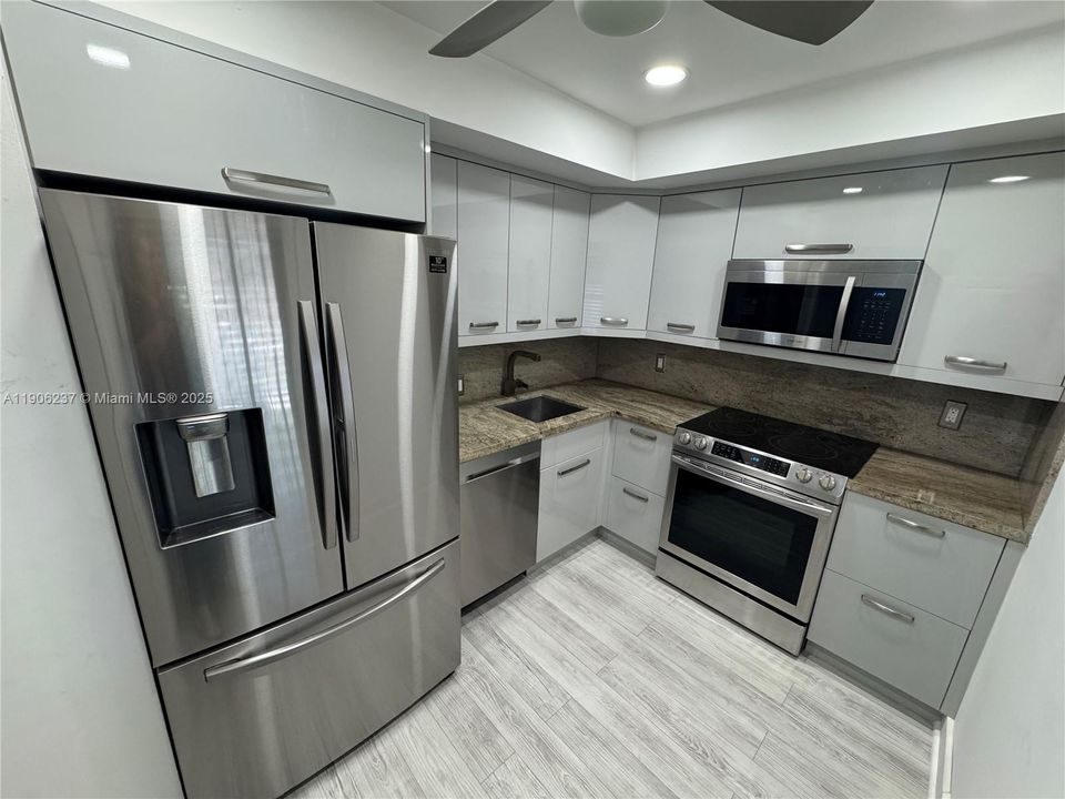 For Sale: $249,000 (2 beds, 2 baths, 1100 Square Feet)