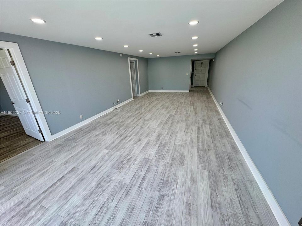 For Sale: $249,000 (2 beds, 2 baths, 1100 Square Feet)