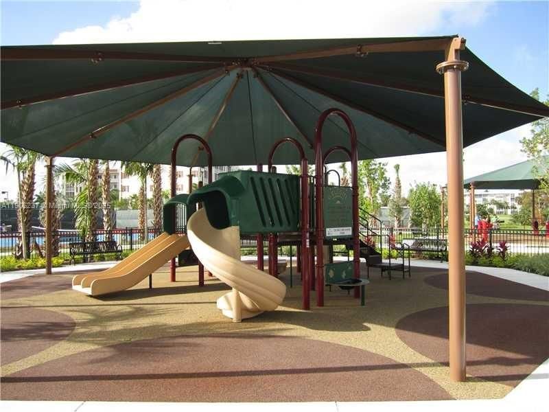 For Sale: $249,000 (2 beds, 2 baths, 1100 Square Feet)