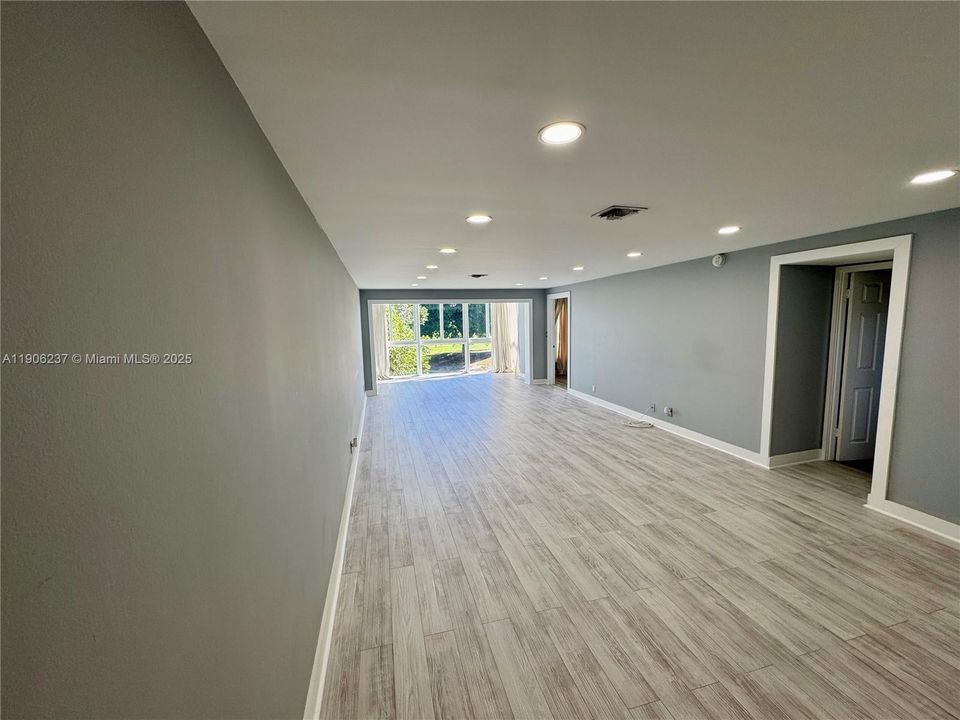 For Sale: $249,000 (2 beds, 2 baths, 1100 Square Feet)