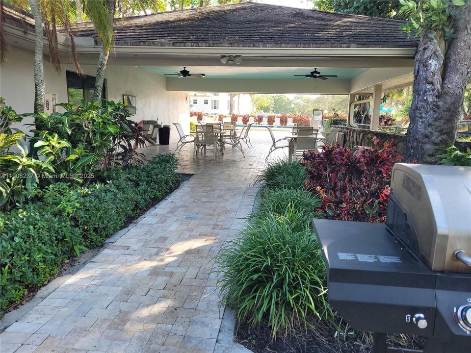 For Sale: $249,000 (2 beds, 2 baths, 1100 Square Feet)