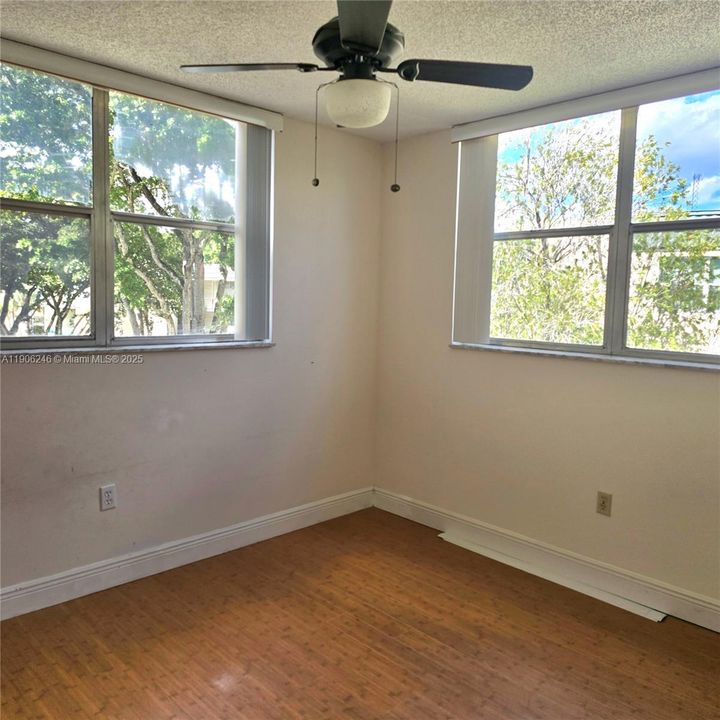 Под контрактом: $80,000 (2 спален, 2 ванн, 950 Квадратных фут)